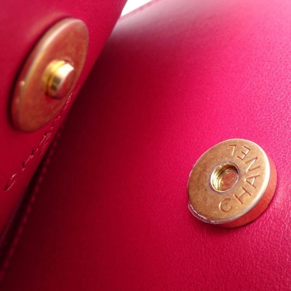 CHANEL SOLD OUT! Velvet Quilted Camellia Flap Coin Purse With Chain - Picture 6 of 7